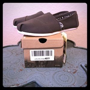 NWT Toms size 7